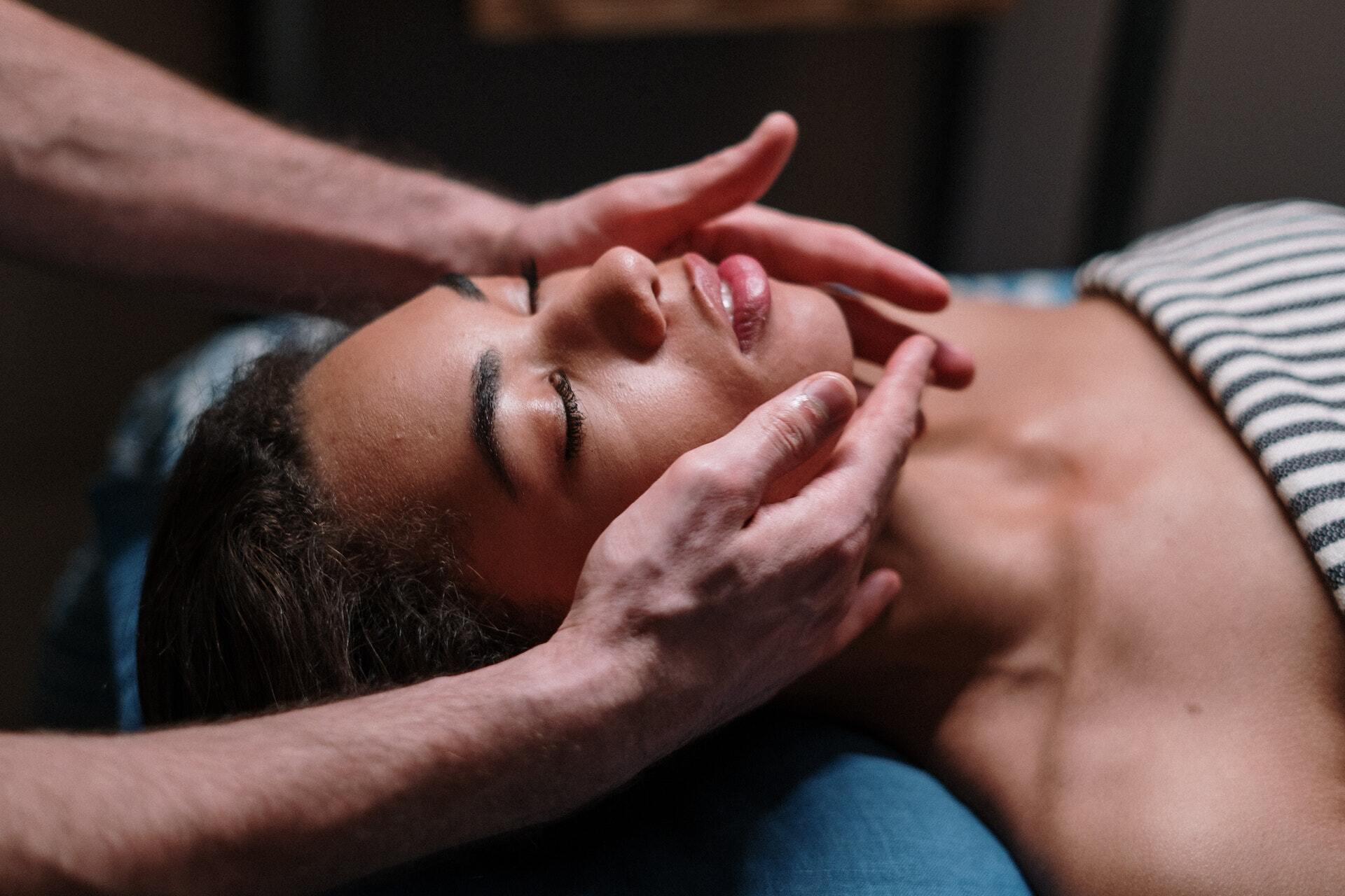 sfeerimpressie van een gezichtsmassage