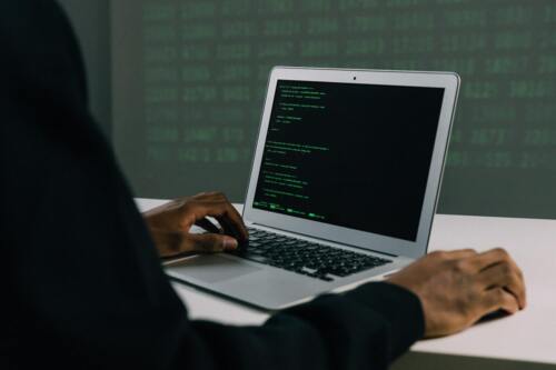 Een hacker aan het werk